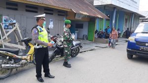 Polisi dan TNI bersama Bagikan masker