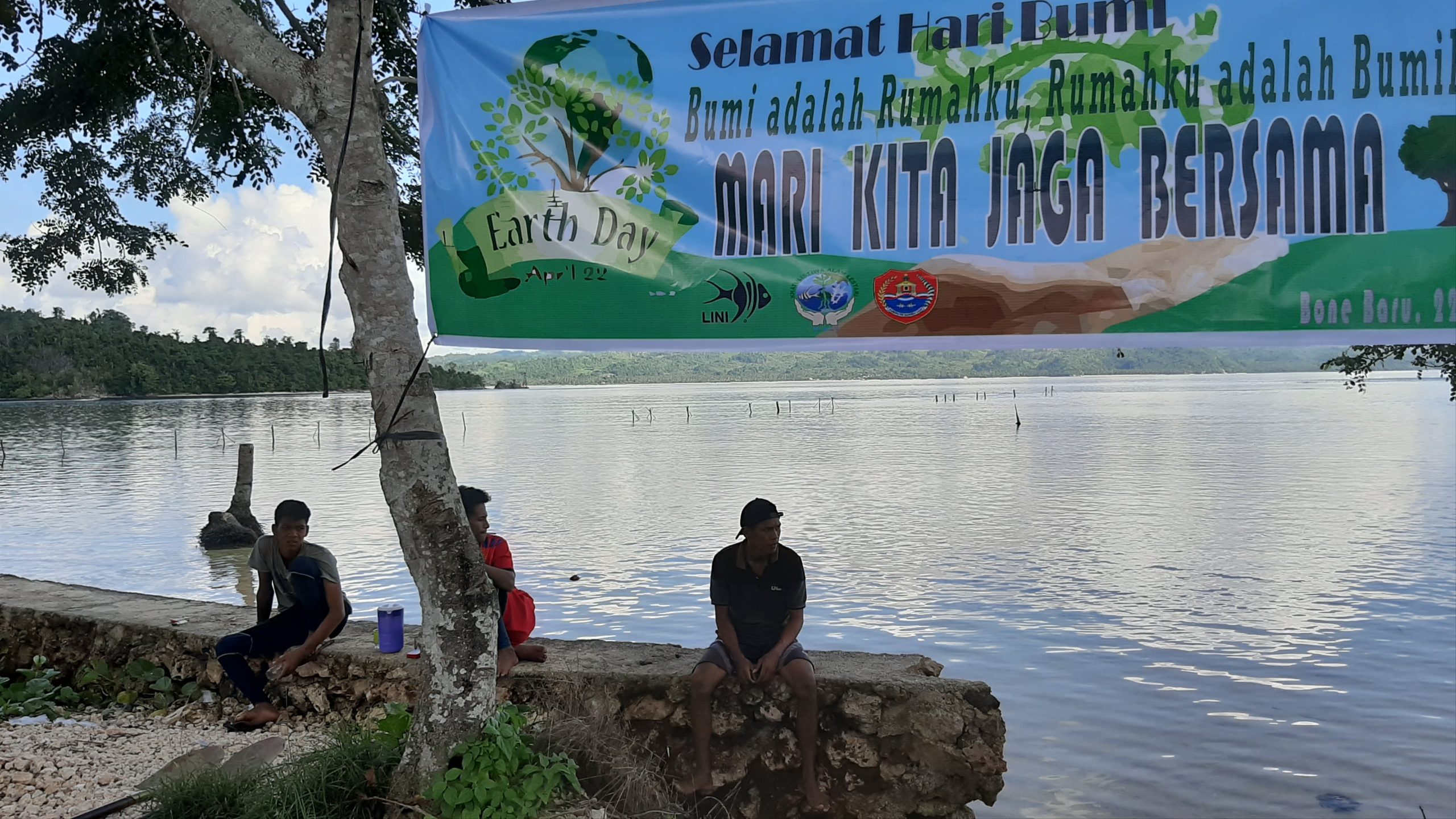 Foto Tim Kelompok penanaman mangrove