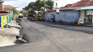 Foto pengaspalan pertigaan pasar tua