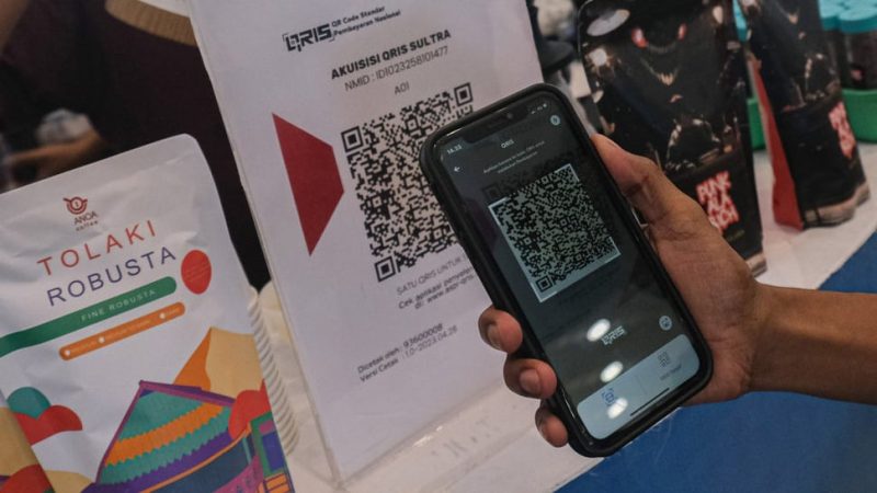 Masyarat tengah melakukan pembayaran dengan metode QRIS (Istimewa)