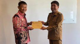 Gubernur Rusdy Mastura menyerahkan SK Kemendagri RI tentang perpanjangan jabatan Pj Bupati Banggai Kepulauan Ihsan Basir (Istimewa)