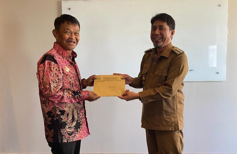 Gubernur Rusdy Mastura menyerahkan SK Kemendagri RI tentang perpanjangan jabatan Pj Bupati Banggai Kepulauan Ihsan Basir (Istimewa)