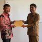 Gubernur Rusdy Mastura menyerahkan SK Kemendagri RI tentang perpanjangan jabatan Pj Bupati Banggai Kepulauan Ihsan Basir (Istimewa)