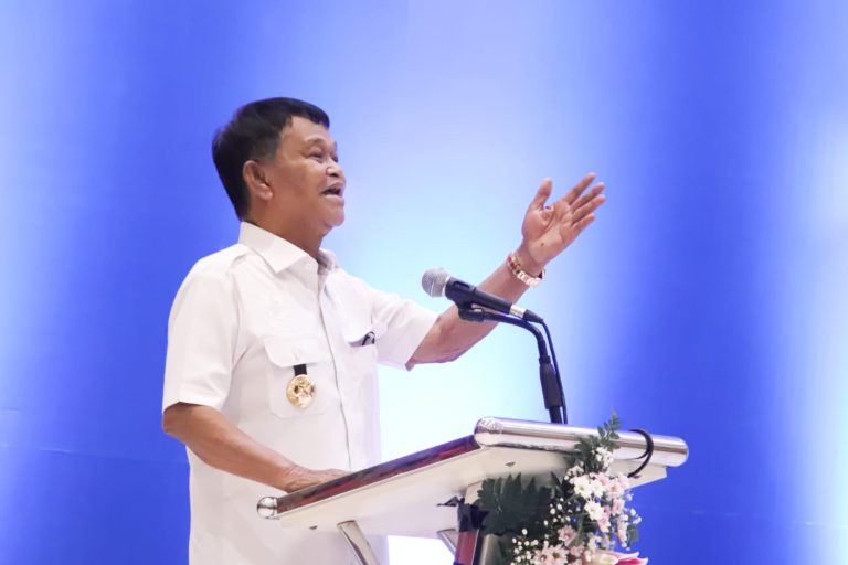 Rusdy Mastura Gubernur Sulawesi Tengah pada Upacara Pengukuhan Kepala Kantor Perwakilan BI Sulteng di Sriti Convention Hall (Pemrov Sulawesi Tengah)