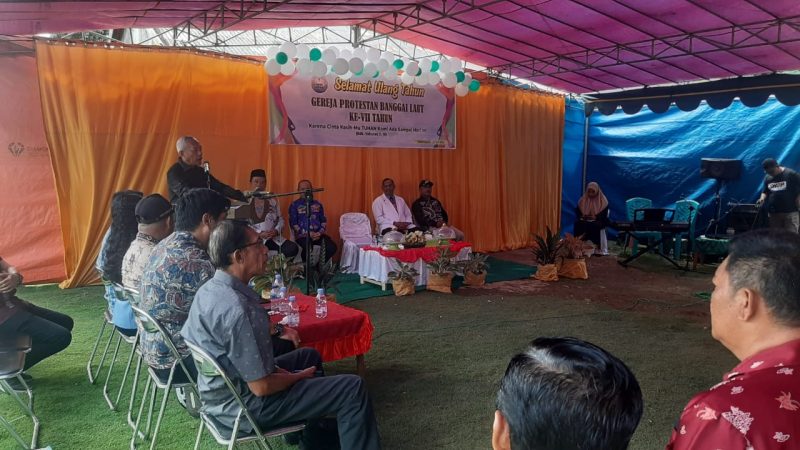Bupati Banggai Laut Sofyan Kaepa saat sambutan di ulang tahun gereja protestan (Foto: Rahman Mustika/KabarBenggawi)
