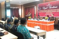 Syahrudin M Tintis Ketua KPU Kabupaten Banggai Laut memberikan sambutan saat rapat koordinasi Mitigasi Potensi Permasalahan Hukum Pilkada 2024 bersama PPK se-Banggai Laut di Hotel Banggai, Senin 29 Juli 2024