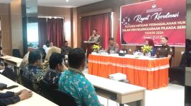 Syahrudin M Tintis Ketua KPU Kabupaten Banggai Laut memberikan sambutan saat rapat koordinasi Mitigasi Potensi Permasalahan Hukum Pilkada 2024 bersama PPK se-Banggai Laut di Hotel Banggai, Senin 29 Juli 2024