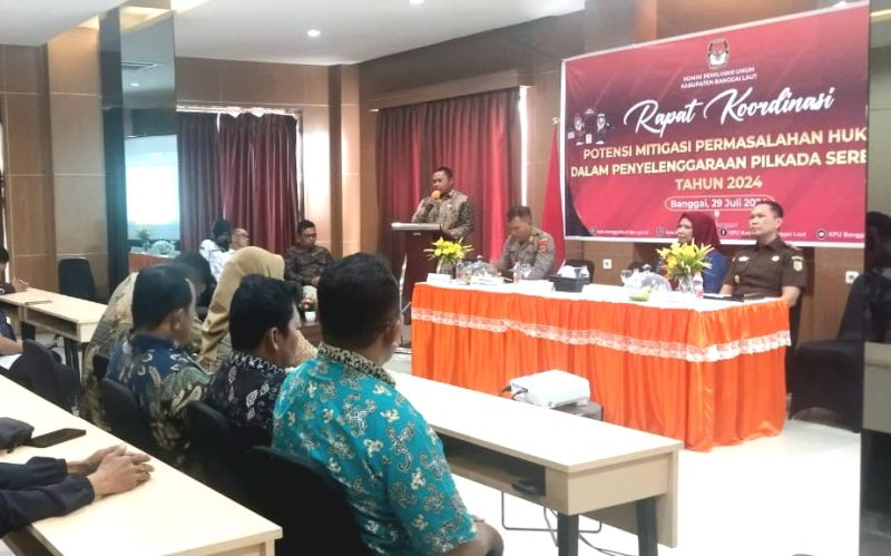 Syahrudin M Tintis Ketua KPU Kabupaten Banggai Laut memberikan sambutan saat rapat koordinasi Mitigasi Potensi Permasalahan Hukum Pilkada 2024 bersama PPK se-Banggai Laut di Hotel Banggai, Senin 29 Juli 2024