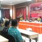 Syahrudin M Tintis Ketua KPU Kabupaten Banggai Laut memberikan sambutan saat rapat koordinasi Mitigasi Potensi Permasalahan Hukum Pilkada 2024 bersama PPK se-Banggai Laut di Hotel Banggai, Senin 29 Juli 2024