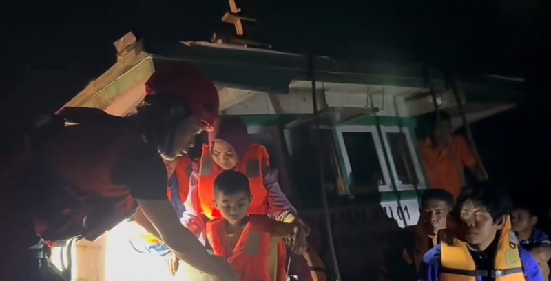 Tim SAR melakukan evakuasi penumpang KM Samalipu (Istimewa)