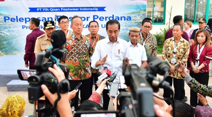 Presiden Joko Widodo diwawancarai sejumlah wartawan di kawasan industri Batang, Jawa Tengah (Biro Pers Media dan Informasi Presiden RI)