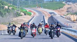 Presiden Joko Widodo saat menjajal jalan tol di Ibu Kota Nusantara menggunakan sepeda motor bersama para influencer