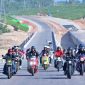 Presiden Joko Widodo saat menjajal jalan tol di Ibu Kota Nusantara menggunakan sepeda motor bersama para influencer