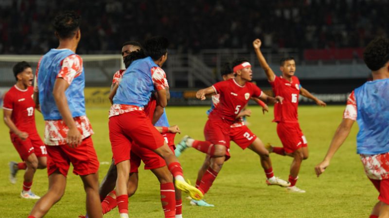 Pemain tim nasional Indonesia merayakan gol saat indonesia unggul melawan malaysia di semi final piala ASEAN U-19, dengan gol itu Indonesia memastikan diri untuk melanggeng ke final melawan Thailand (pssi)