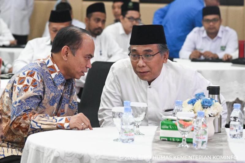Menteri Komunikasi dan Informatika RI bersama Ketua Umum PBNU KH Yahya Staquf (Kominfo RI)