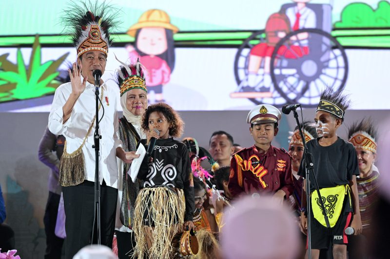 Presiden Joko Widodo menghadiri Puncak Peringatan Hari Anak Nasional Tahun 2024 yang digelar di Istora Papua Bangkit, Kabupaten Jayapura, Provinsi Papua (Biro Pers dan Media Presiden RI)