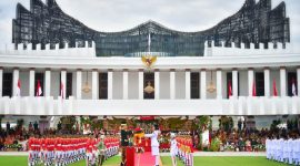 Presiden Jokowi menyerahkan bendera pusaka ke pembawa baki Paskibraka di Upacara Peringatan HUT Kemerdekaan Ke-79 RI di IKN (Biro Pers dan Media Presiden RI)