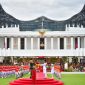 Presiden Jokowi menyerahkan bendera pusaka ke pembawa baki Paskibraka di Upacara Peringatan HUT Kemerdekaan Ke-79 RI di IKN (Biro Pers dan Media Presiden RI)