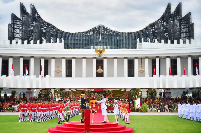 Presiden Jokowi menyerahkan bendera pusaka ke pembawa baki Paskibraka di Upacara Peringatan HUT Kemerdekaan Ke-79 RI di IKN (Biro Pers dan Media Presiden RI)