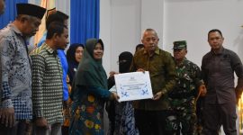 Bupati Banggai Laut Sofyan Kaepa memberikan hadiah penghargaan kepada guru penggerak (Istimewa)