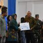 Bupati Banggai Laut Sofyan Kaepa memberikan hadiah penghargaan kepada guru penggerak (Istimewa)