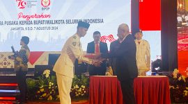 Bupati Banggai Laut Sofyan Kaepa menerima duplikat bendera pusaka oleh BPIP di Jakarta, 7 Agustus 2024 (Istimewa)