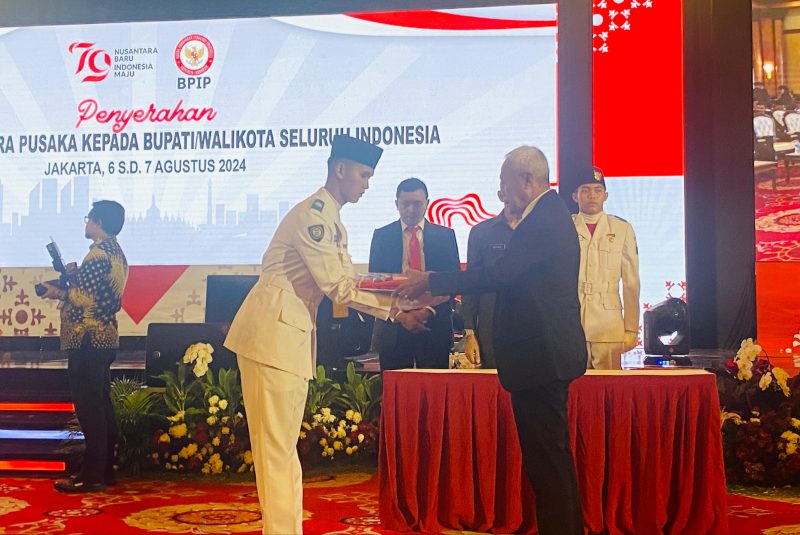 Bupati Banggai Laut Sofyan Kaepa menerima duplikat bendera pusaka oleh BPIP di Jakarta, 7 Agustus 2024 (Istimewa)