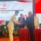 Bupati Banggai Laut Sofyan Kaepa menerima duplikat bendera pusaka oleh BPIP di Jakarta, 7 Agustus 2024 (Istimewa)