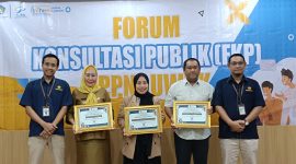 Kepala BPKAD Hasbullah Talaba menerima penghargaan kategori penyaluran dana desa terbaik periode semester 1 tahun 2024 di kantor KPPN Luwuk, Selasa 13 Agustus 2024 (Istimewa)