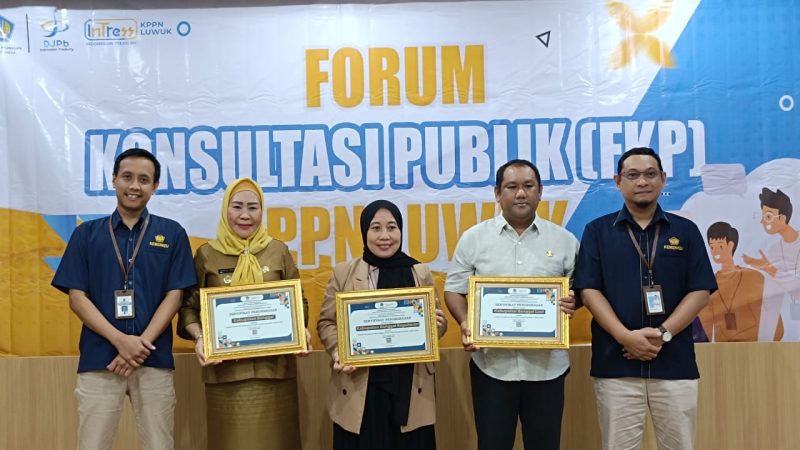 Kepala BPKAD Hasbullah Talaba menerima penghargaan kategori penyaluran dana desa terbaik periode semester 1 tahun 2024 di kantor KPPN Luwuk, Selasa 13 Agustus 2024 (Istimewa)
