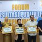 Kepala BPKAD Hasbullah Talaba menerima penghargaan kategori penyaluran dana desa terbaik periode semester 1 tahun 2024 di kantor KPPN Luwuk, Selasa 13 Agustus 2024 (Istimewa)