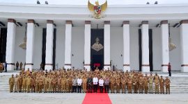 Presiden dan para kepala daerah di depan istana negara di IKN (Istimewa)
