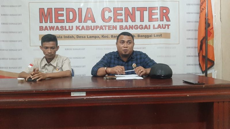 Ketua Bawaslu Banggai Laut, Moh Ihwan dan Anggota Bawaslu Divisi Penanganan Pelanggaran dan Penyelesaian Sengketa Matara Andi Matalata memberikan keterangan pers. (Rahman/KabarBenggawi)