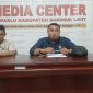Ketua Bawaslu Banggai Laut, Moh Ihwan dan Anggota Bawaslu Divisi Penanganan Pelanggaran dan Penyelesaian Sengketa Matara Andi Matalata memberikan keterangan pers. (Rahman/KabarBenggawi)