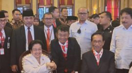 Gubenur Sulawesi Tengah Rusdy Mastura berjabat tangan bersama pembina BPIP Megawati Soekarno Putri (Istimewa)