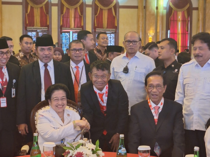 Gubenur Sulawesi Tengah Rusdy Mastura berjabat tangan bersama pembina BPIP Megawati Soekarno Putri (Istimewa)