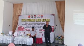 Ketua KPU Banggai Laut Syahrudin M. Tintis memaparkan materi pada rakor lintas sektoral yang diselenggarakan Polres Bangkep, Rabu 7 Agustus 2024 (Foto: Nomo/ KabarBenggawi)