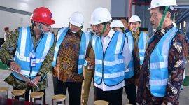 Presiden Joko Widodo meninjau pabrik bahan anoda baterai litium oleh PT Indonesia BTR New Energy Material Kawasan Industri Kendal (KIP) di Kawasan Ekonomi Khusus (KEK) Kendal, Rabu 7 Agustus 2024 (BPMI RI)