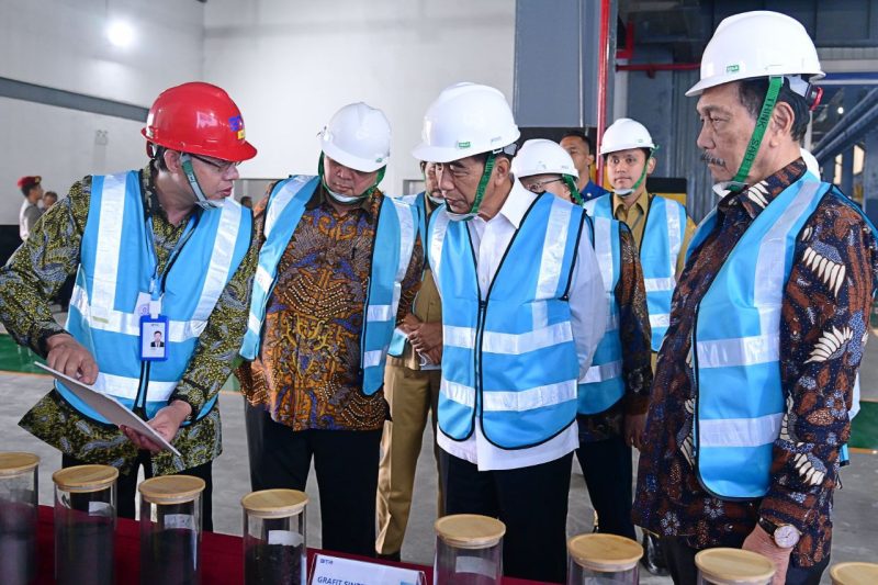 Presiden Joko Widodo meninjau pabrik bahan anoda baterai litium oleh PT Indonesia BTR New Energy Material Kawasan Industri Kendal (KIP) di Kawasan Ekonomi Khusus (KEK) Kendal, Rabu 7 Agustus 2024 (BPMI RI)