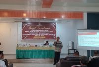 Anggota Komisioner KPU Banggai Laut Divisi Teknis Randy Pebrianto Lodik memaparkan tahapan dan syarat pencalonan (Foto: Nomo/ Kabar Benggaw)