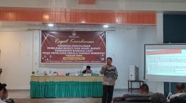 Anggota Komisioner KPU Banggai Laut Divisi Teknis Randy Pebrianto Lodik memaparkan tahapan dan syarat pencalonan (Foto: Nomo/ Kabar Benggaw)