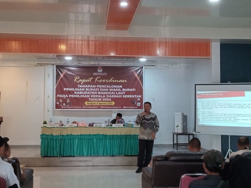 Anggota Komisioner KPU Banggai Laut Divisi Teknis Randy Pebrianto Lodik memaparkan tahapan dan syarat pencalonan (Foto: Nomo/ Kabar Benggaw)