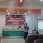 Anggota Komisioner KPU Banggai Laut Divisi Teknis Randy Pebrianto Lodik memaparkan tahapan dan syarat pencalonan (Foto: Nomo/ Kabar Benggaw)