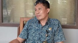 dr. Christian Macpal, Direktur RSUD Banggai Laut saat diwawancarai tentang operasi katarak gratis di Carabella Hotel Banggai, Kamis 8 Agustus 2024 (Foto: Nomo/ KabarBanggawi)