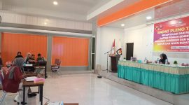 Suasana rapat pleno terbuka rekapitulasi dan penetapan daftar pemilih sementara (DPS) pemilihan gubernur dan wakil gubernur, bupati dan wakil bupati di Carabella Hotel Banggai, Minggu 11 Agustus 2024 (Foto: Nomo/ KabarBenggawi)