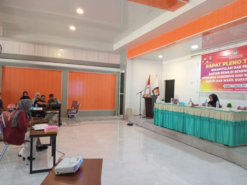 Suasana rapat pleno terbuka rekapitulasi dan penetapan daftar pemilih sementara (DPS) pemilihan gubernur dan wakil gubernur, bupati dan wakil bupati di Carabella Hotel Banggai, Minggu 11 Agustus 2024 (Foto: Nomo/ KabarBenggawi)