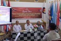 Ketua KPU Banggai Laut Syahrudin M. Tintis didampingi Anggota Komisioner Divisi Perencanaan, Data dan Informasi Siti Hadra A. Aman dan Divisi Sosialisasi, Pendidikan Pemilih, Parmas dan SDM Akhmad, Senin 12 Agustus 2024 (Foto: Nomo/ KabarBenggawi)