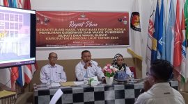 Ketua KPU Banggai Laut Syahrudin M. Tintis didampingi Anggota Komisioner Divisi Perencanaan, Data dan Informasi Siti Hadra A. Aman dan Divisi Sosialisasi, Pendidikan Pemilih, Parmas dan SDM Akhmad, Senin 12 Agustus 2024 (Foto: Nomo/ KabarBenggawi)