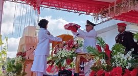 Bupati Sofyan Kaepa menyerahkan bendera merah putih untuk dilakukan pengibaran pada peringatan HUT RI ke 79 tahun, Sabtu 17 Agustus 2024 (Foto: Nomo/KabarBenggawi)