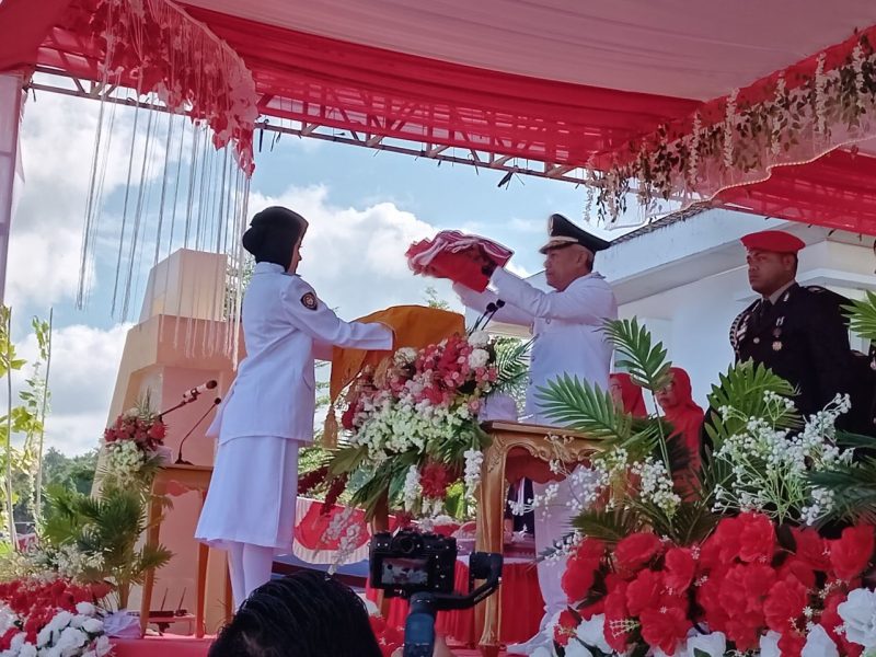 Bupati Sofyan Kaepa menyerahkan bendera merah putih untuk dilakukan pengibaran pada peringatan HUT RI ke 79 tahun, Sabtu 17 Agustus 2024 (Foto: Nomo/KabarBenggawi)